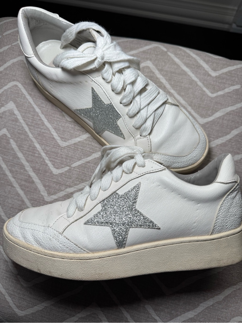 White Low-Top Women's Sneakers with Silver Glitter Star Accent